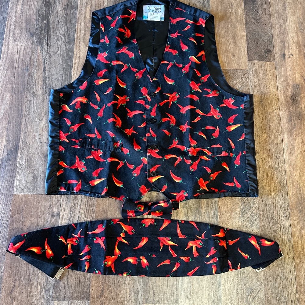 Red Peppers Chile 3-Piece set Vest Bowtie Cummerbund Sz Medium